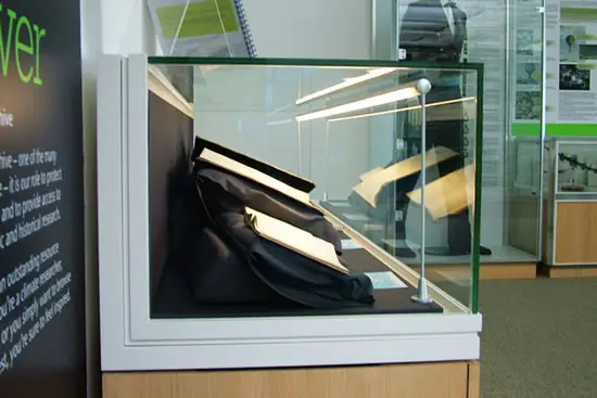 About Presentation - Controllux Gantry display case lighting